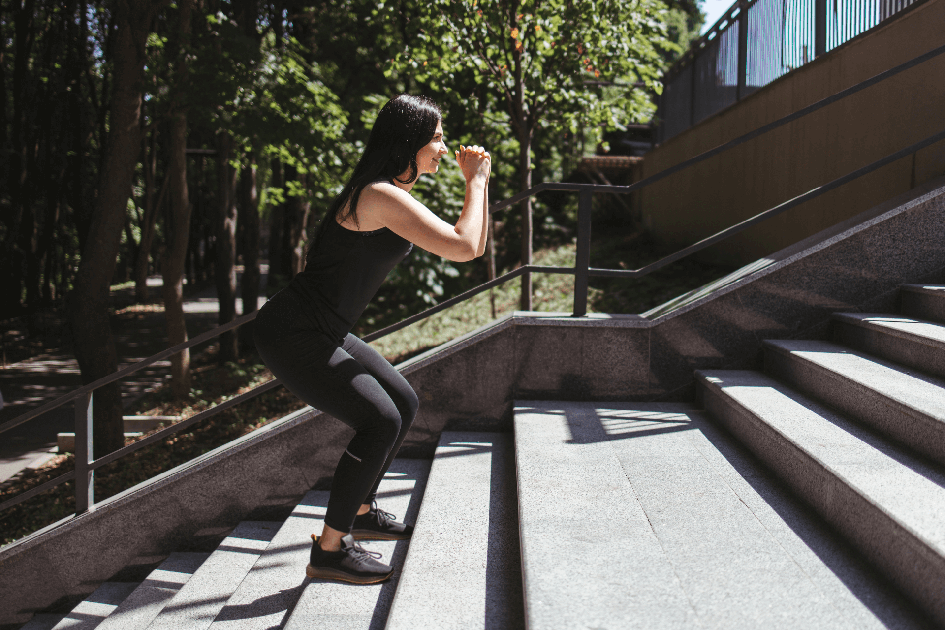 kobieta wykorzystuje schody, aby utrzymać dobrą formę w mieście
